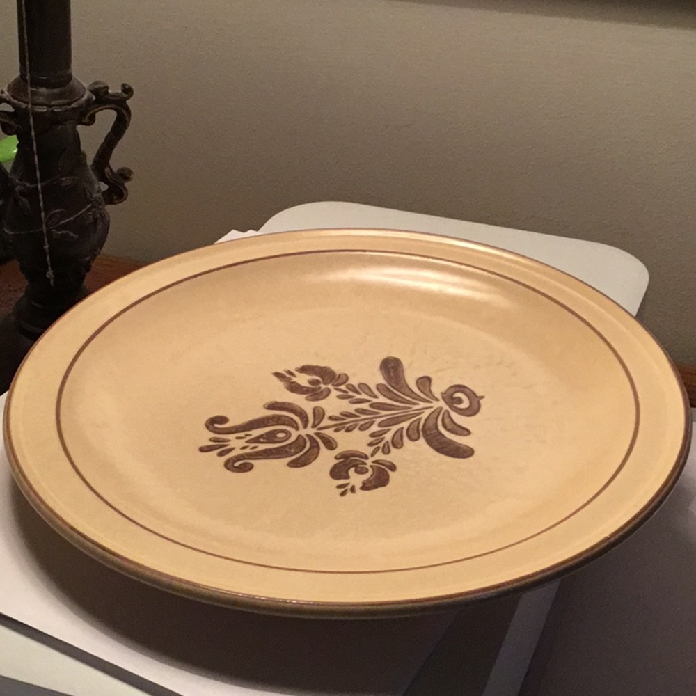4 Vintage Pfaltzgraff Village dinner plates